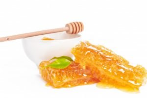 primer-plano-panales-jarra-miel-cucharon_1262-6533